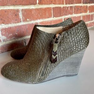 MATT BERNSON Women's Sz 8B Wedge Calf Hair Forest Green Shoes Snakeskin Texture